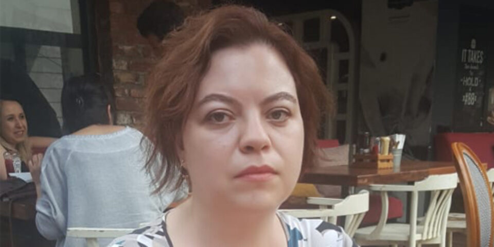 Hakkını savunan kadına diş bileniyor